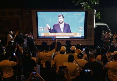 En el debate vimos a dos políticos y un empresario. Los dos políticos quieren…