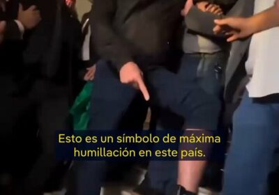 Bolsonaro reta a la Justicia de Brasil y muestra su tobillera electrónica para que…