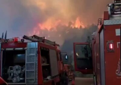 🇬🇷 | Un incendio forestal masivo fuera de control en Corintia, Grecia