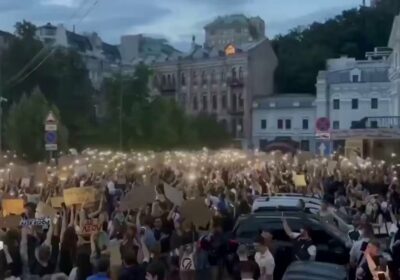 🇺🇦 | LO ÚLTIMO: Estallan protestas contra el presidente ucraniano Zelensky en Kiev