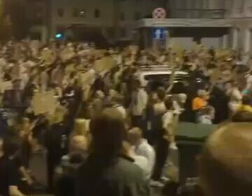 🇺🇦 | ÚLTIMA HORA: Estallan protestas en Ucrania contra Zelensky después de que firmara…