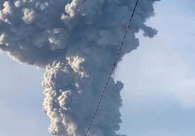 🇮🇩 | Erupción en el volcán Marapi en la provincia de Sumatra Occidental, Indonesia