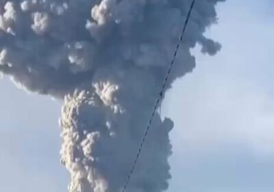 🇮🇩 | El volcán Marapi entra en erupción en Sumatra: una columna de cenizas…