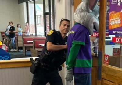 🇺🇸 | Hombre vestido como Chuck E. Cheese arrestado por fraude con tarjeta de…