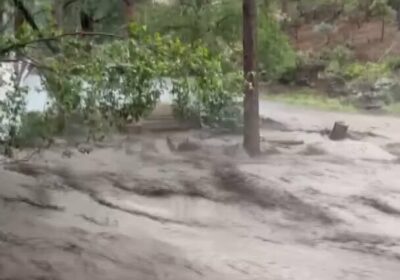 🇺🇸 | Una casa fue arrastrada por las aguas de la inundación en Ruidoso,…