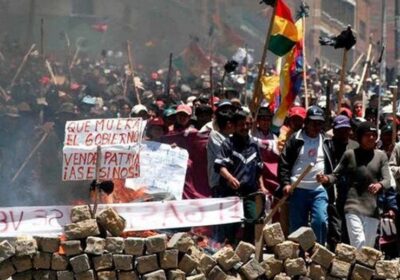 Uno de los ejes del modelo neoliberal es la flexibilización del trabajo, que implica:…