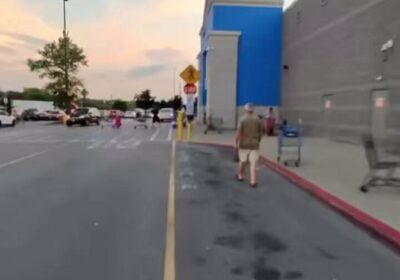 🇺🇸 | Un hombre confronta a un ladrón a las afueras de un Walmart…