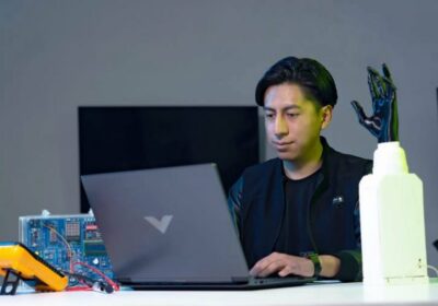 Talento alteño sin límites: Ronald Choque creó una prótesis inteligente para mejorar vidas. Aquí…