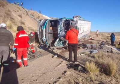 5 fallecidos esta mañana en trágico accidente de tránsito en la carretera Oruro–Cochabamba. Se…
