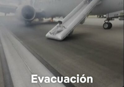 Incendio en avión de American Airlines obliga a evacuar pasajeros por los toboganes de…