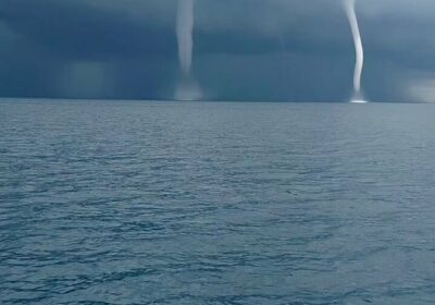 🇮🇹 | IMPACTANTE — Varios trombas marinas se formaron simultáneamente frente a la costa…