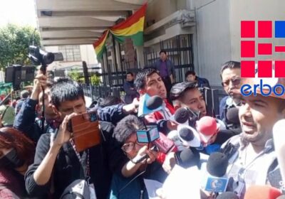 El dirigente minero de Potosí, Marco Gómez, se quita la insignia de la COB…