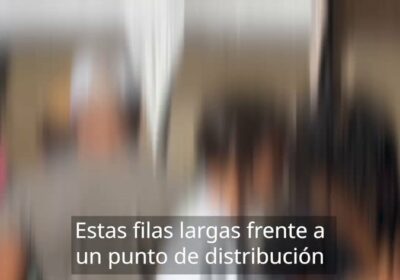 Filas largas frente a un punto de distribución de comida en San Diego, California.…