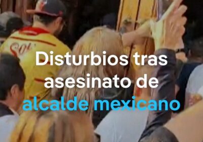 Manifestantes irrumpen en el palacio del gobierno local tras el asesinato de alcalde mexicano…