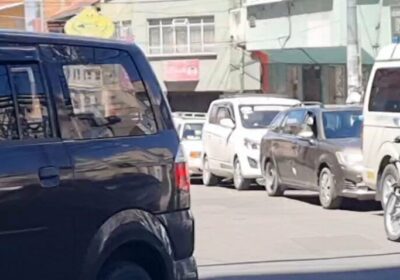 En el feriado, los choferes siguen sufriendo las filas por combustible. Expresan su esperanza…