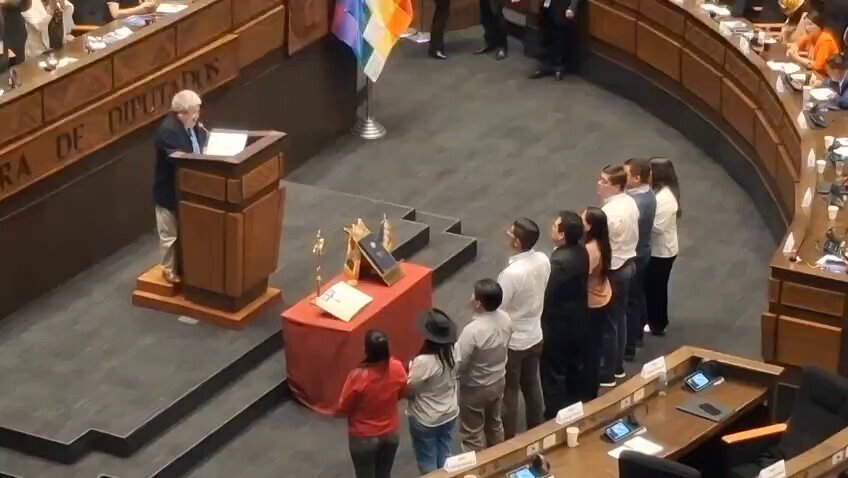 | Tras reponer el crucifijo y la Biblia para todos los actos y ...