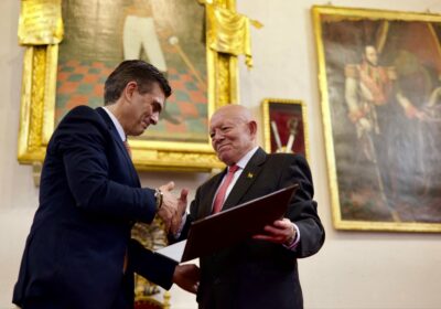 Junto a mi familia y autoridades hoy recibimos estas credenciales, no como un símbolo…