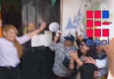 Con la bandera tricolor en una mano, la expresidenta Jeanine Añez abandonó la Cárcel…