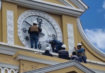 Arreglan el reloj de la Asamblea Legislativa Plurinacional. Ponen los números en el orden…