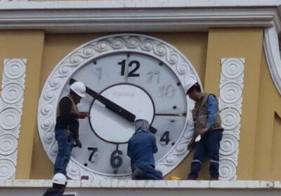 Se cambia el reloj (restablecen) de la fachada de asamblea en Plaza Murillo. #JAP