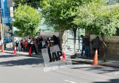 ¿Y esta fila en el TSE? PERSONAS PRESENTAN REQUISITOS PARA RENUNCIARA SU MILITANCIA AL…