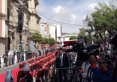 Este es el panorama en puertas del Palacio Quemado, donde se espera la llegada…