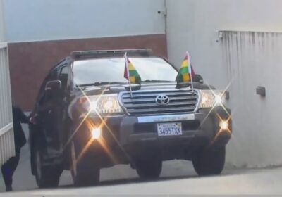 #Ahora | Rodrigo Paz sale de su casa rumbo a la plaza Murillo de…