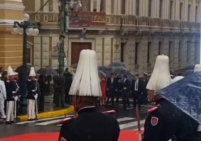 El presidente de Ecuador, Daniel Noboa, llegó bajo la lluvia a la Asamblea para…
