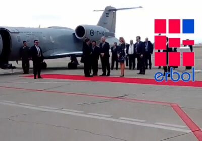 La llegada del presidente argentino Javier Milei al Aeropuerto de El Alto, dónde recibió…