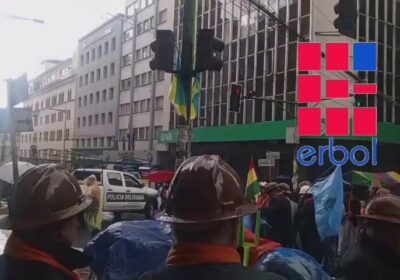 Una copiosa lluvia cae en pleno centro de la sede de gobierno, previo al…