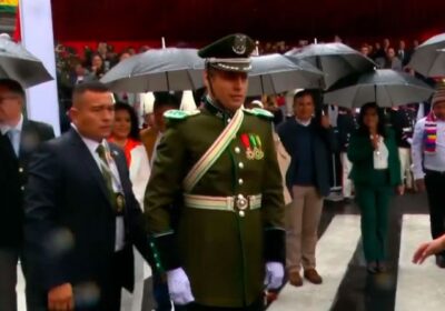 Como se anunció, el vicepresidente Edmand Lara está con traje de gala policial para…