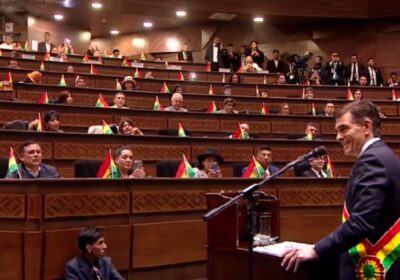 El presidente Paz inicia su discurso haciendo alusión a la lluvia de este sábado.…