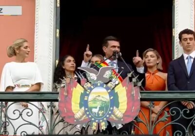 Desde el balcón del Palacio Quemado, el presidente Rodrigo Paz informa que desde el…