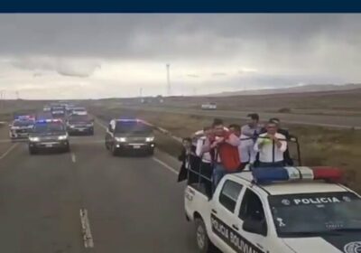 Rodrigo Paz y algunos de sus ministros, a bordo de una camioneta, encabezaron una…