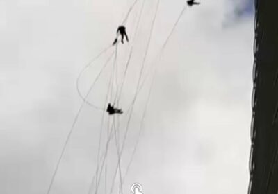 | Los trabajadores que limpiaban las ventanas de un rascacielos en Estambul fueron zarandeados…