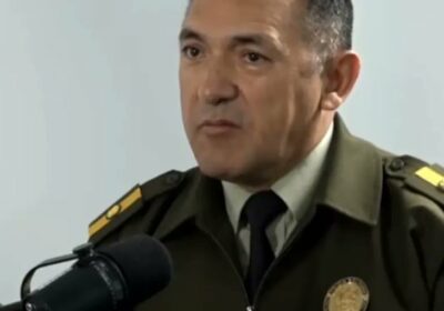 VICEPRESIDENTE LARA LE DA LOS SANTOS OLEOS AL COMANDANTE DE LA POLICIA. Edmand Lara…