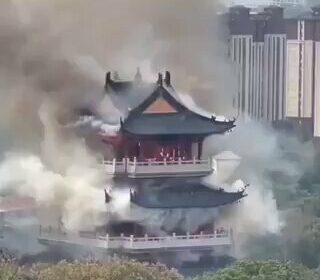 🇨🇳 | Un incendio destruyó el histórico pabellón Wenchang del templo Yongqing, en Zhangjiagang,…