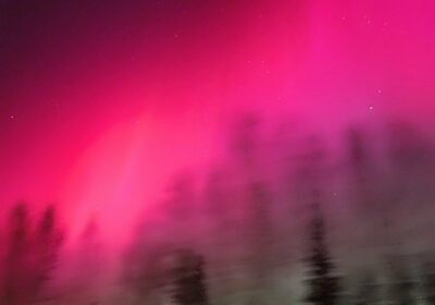 | Auroras rojas intensas ayer poco después del atardecer en Fairbanks, Alaska