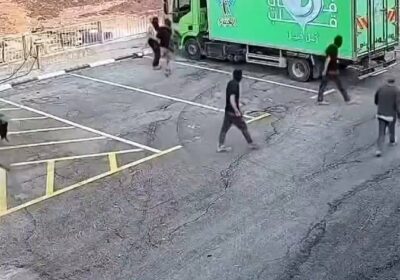 Encapuchados atacan varios palestinos en la Cisjordania ocupada Cámaras de seguridad recogen el momento…