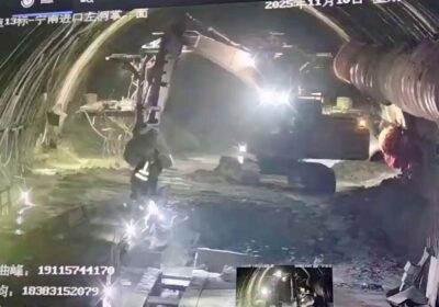 🇨🇳 | Los trabajadores tuvieron que escapar rápidamente cuando una repentina inundación azotó el…