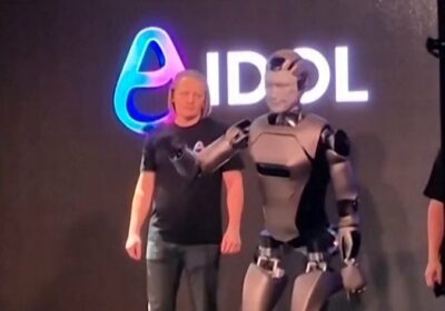 Robot ruso se cae aparatosamente en su debut en Moscú El personal cubrió rápidamente…
