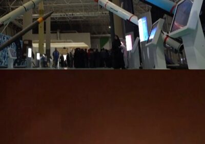 Irán expone en una exposición los misiles y drones con los que atacó este…