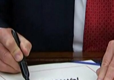 Donald Trump firma la ley que termina con el cierre de Gobierno más largo…