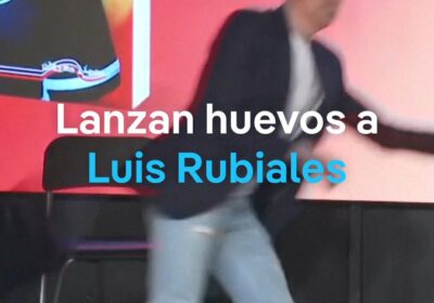 Luis Rubiales fue atacado con huevos en la presentación de su libro Un tío…
