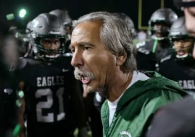 🇺🇸 | El entrenador de fútbol americano universitario John Beam, de ‘Last Chance U’,…