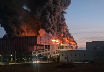 | Gran incendio en un almacén logístico de gran tamaño en Pungse-myeon, ciudad de…