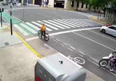 | En Buenos Aires, Argentina, sujetos intentaron robarle su teléfono celular a una turista…