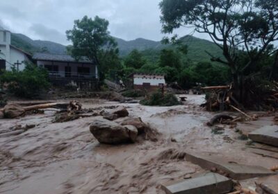 #GrupoFides | #ANF #SantaCruz El municipio de Samaipata quedó bajo el agua tras una…