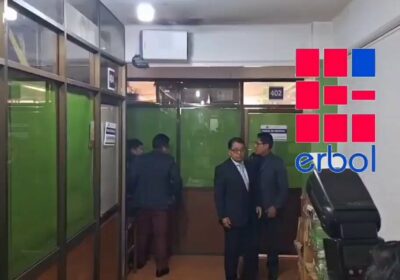 Enmanillado, Juan Carlos Huarachi es conducido de la Fiscalía hacia la Policía, tras haber…