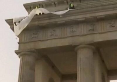 Activistas propalestinos colgaron una pancarta en la Puerta de Brandeburgo: “Nunca más genocidio» Seis…